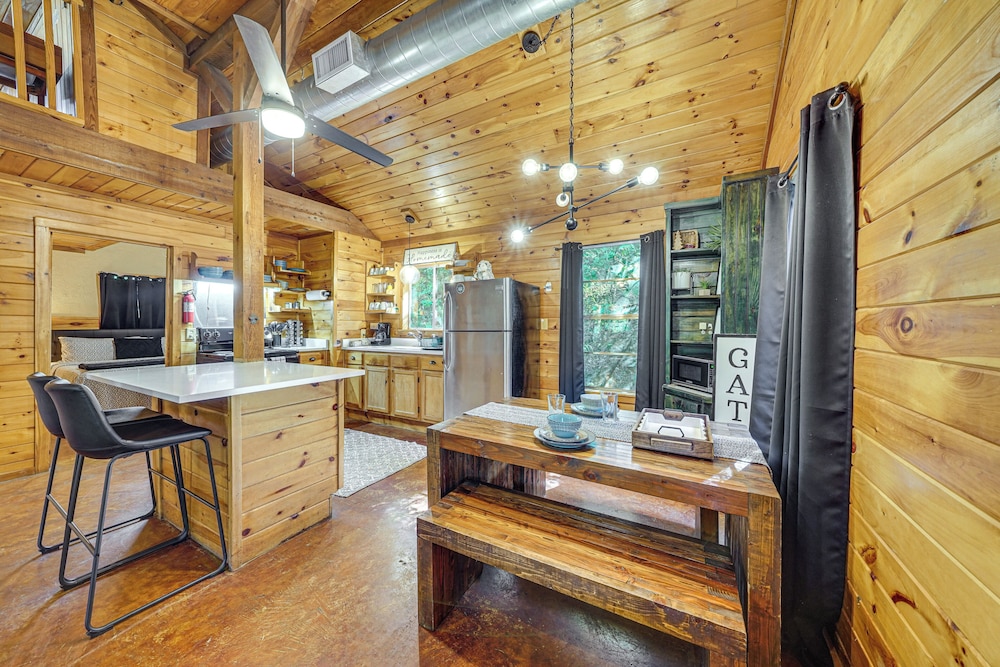 3 Mi to Beavers Bend State Park: Hot Tub Hideaway!