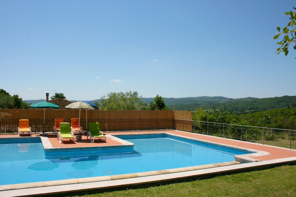 Stunning private villa for 8 guests with private pool, WIFI, TV, terrace, pets allowed and parking