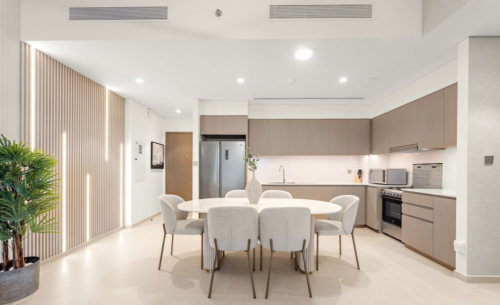 SML Vacation Homes - Sky High Apartments with Burj Khalifa and Dubai Fountain Views @ Grande Signature, Downtown Dubai