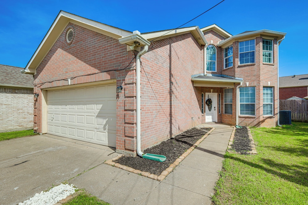 3 Mi to Dfw: Pet-friendly Euless Home