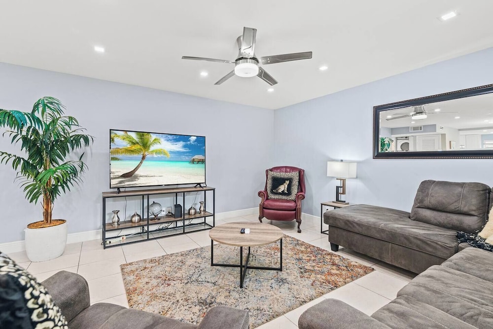 Beach, Pool; Las Olas Getaway