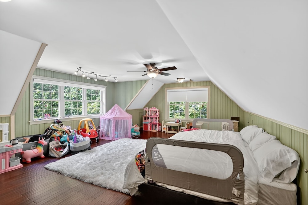 Gray Woodland Escape Golf, Pool & Cinema 5 Bedroom Home