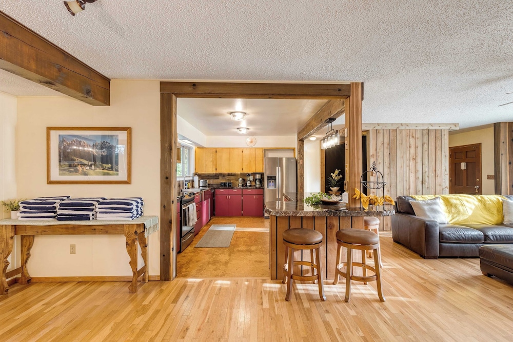 Lodge Trails, Hot Tub, Walk to Cornet Bay
