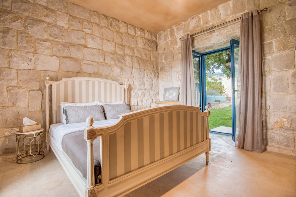 Red Oak House With Garden & Terrace in Assia, Batroun