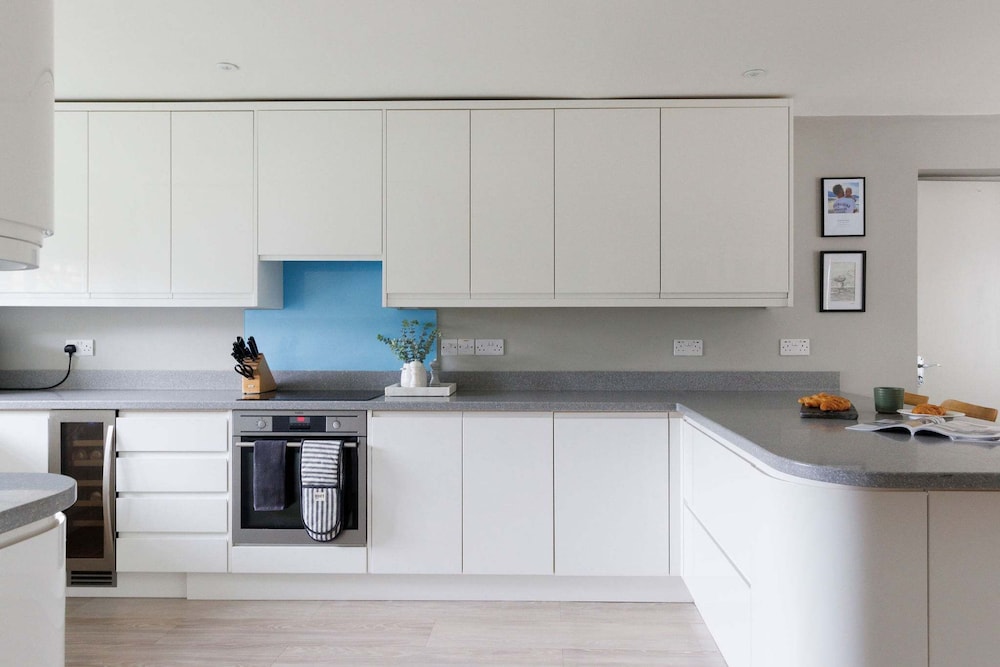 Stylish 4 Bed Home Close to Beach