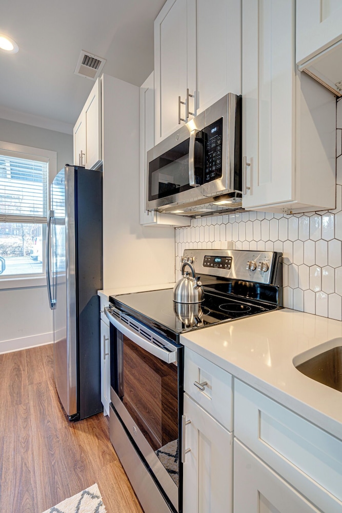 Mesmerize Melrose - Mins to Broadway - 2 Bedrooms