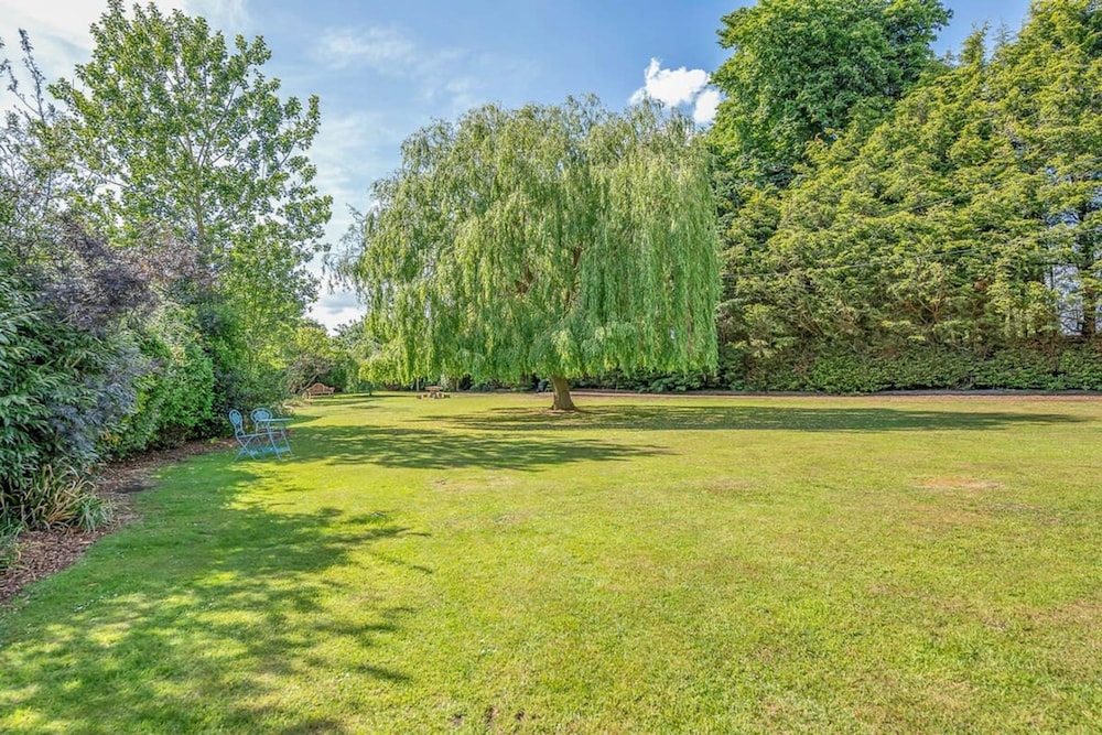 Luxury Home With Large Garden - The School House view 5