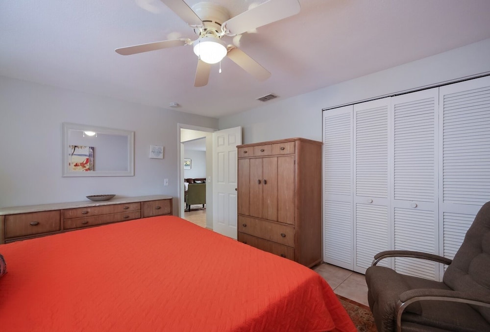Bikini Bottom 2 Bedroom Apts by RedAwning view 3