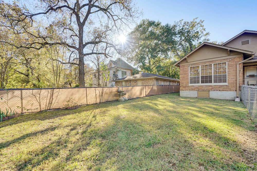 < 1 Mi to Dtwn Texarkana: Couple's Retreat w/ Yard