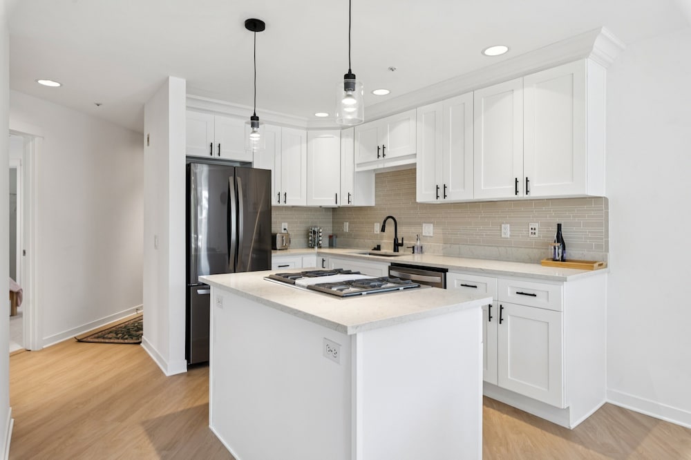 Walkable Seattle Gem Close To Everything 2 Bedroom Condo