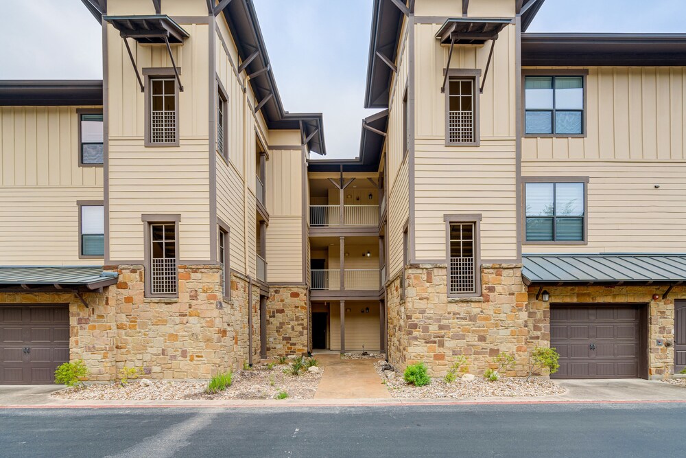 Jonestown Condo on Lake Travis w/ 2 Balconies! - Property Image 2