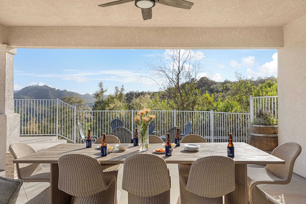 Pool, Views, Hot Tub, Fire Pit & Arcade Vista Clara by Avantstay
