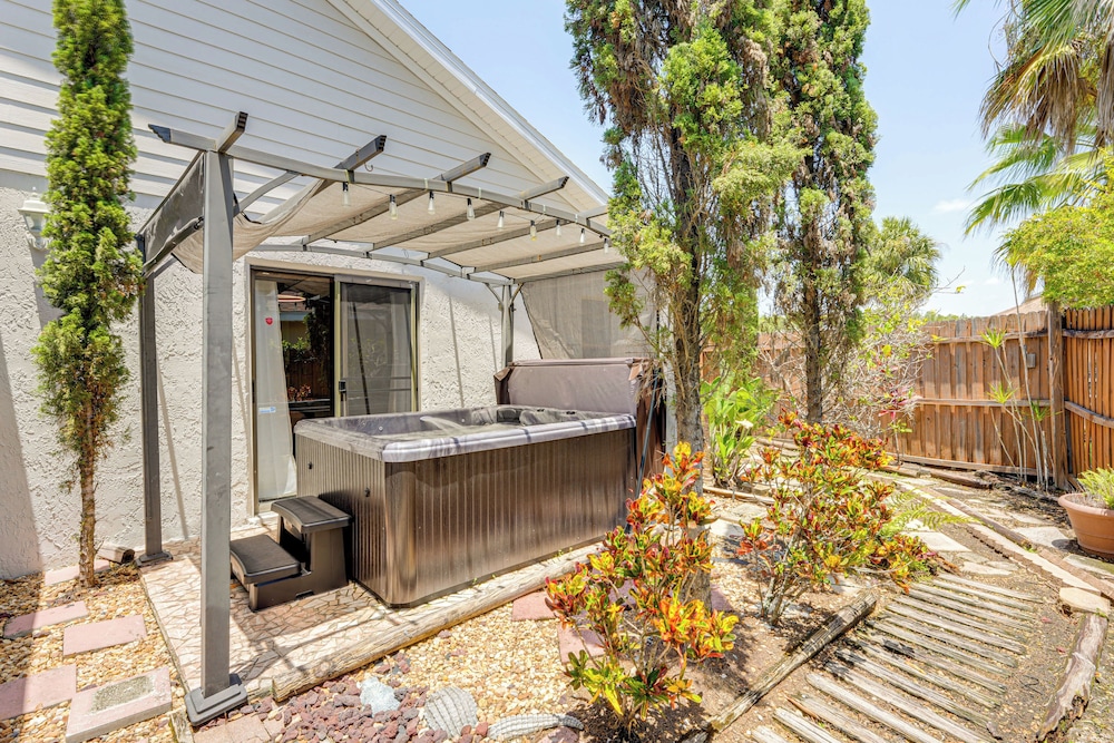 Hot Tub & Movie Theater: Family Oasis in Kissimmee