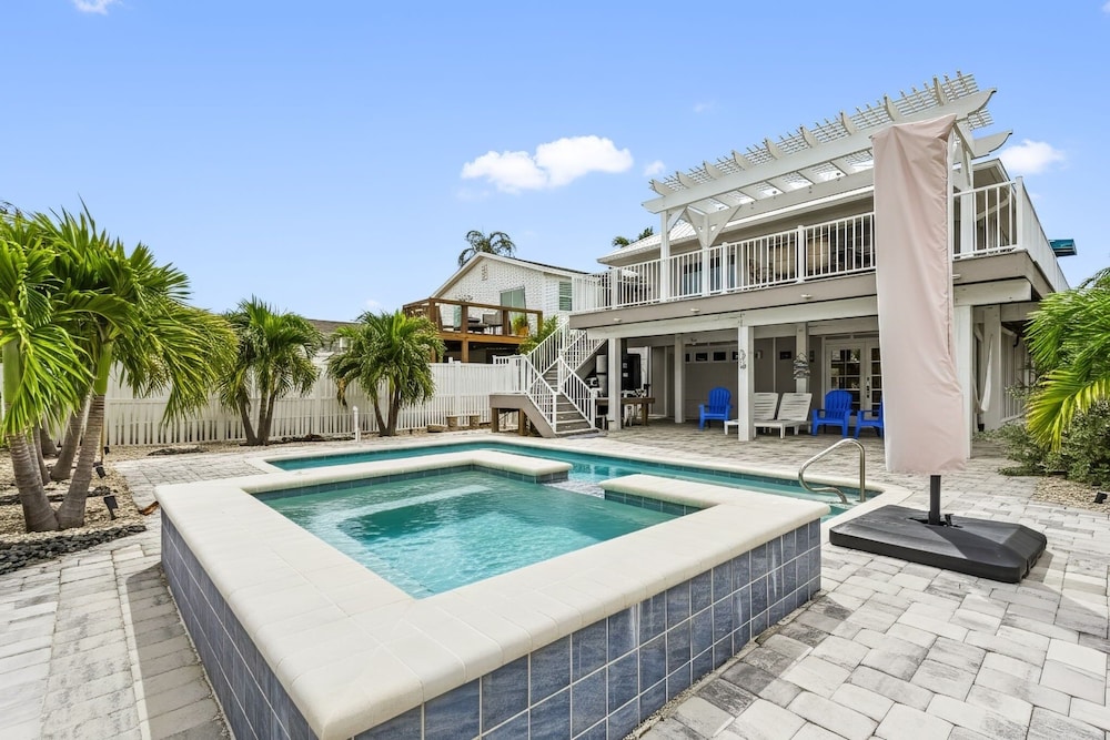 5550 Palmetto Paradise: 3br W/ Gulf Views, Heated Pool 3 Bedroom Home