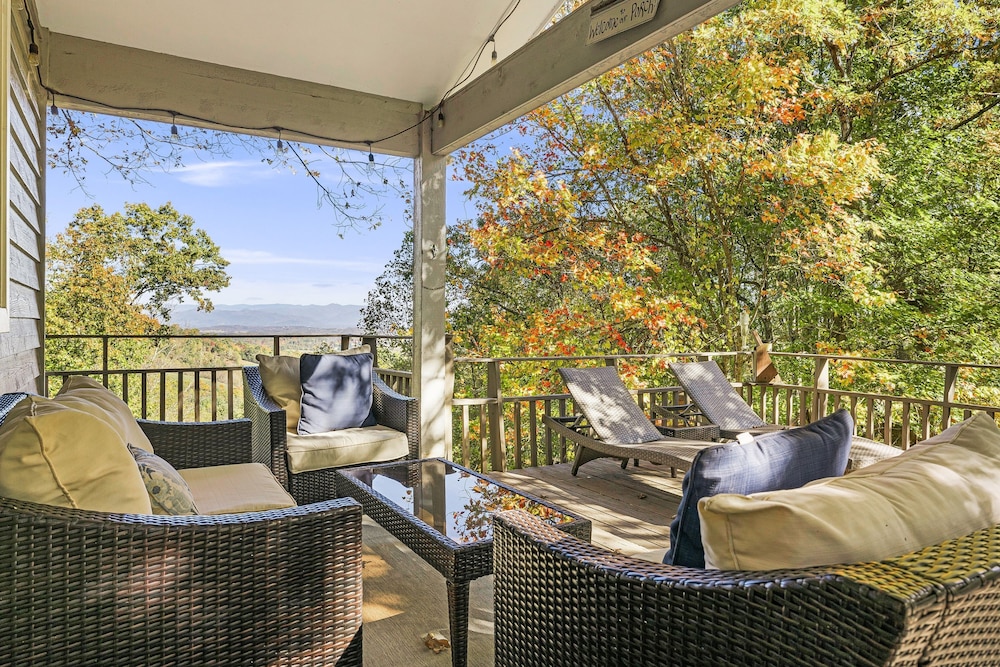 Cabin in the Sky by Avantstay Deck w Views