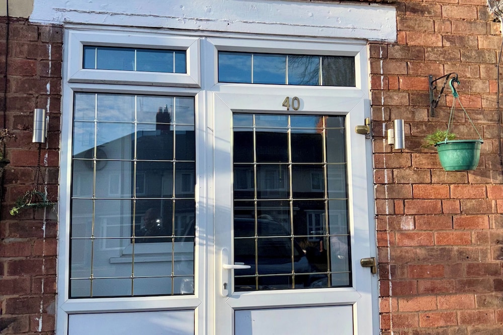 4 Bed House-sleeps 7-free Parking