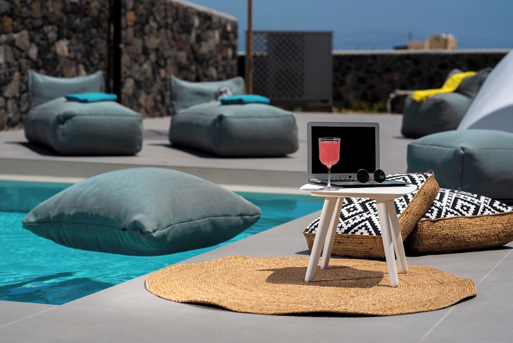 MODERN DOME HOMES OF SANTORINI
