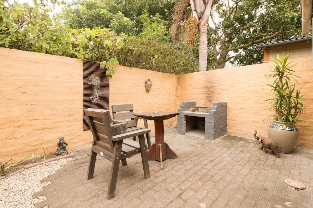 Inyathi Guest Lodge & Self Catering Chalets