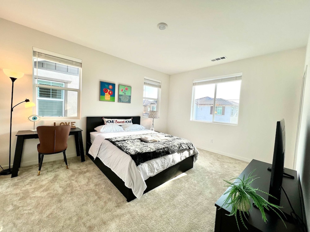 Sunny Stylish Near LA 4BR Home w Desks Lounge