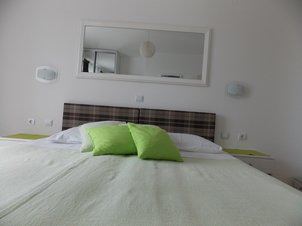 Jele Rooms