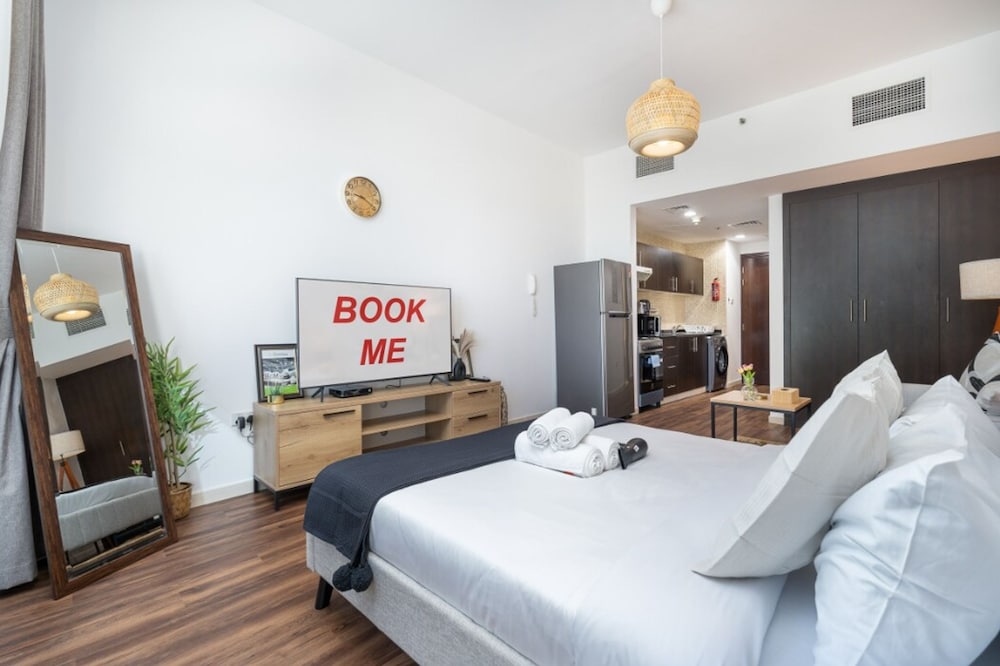 Calm Studio Apartment Right by the Golf Courses in Sports City