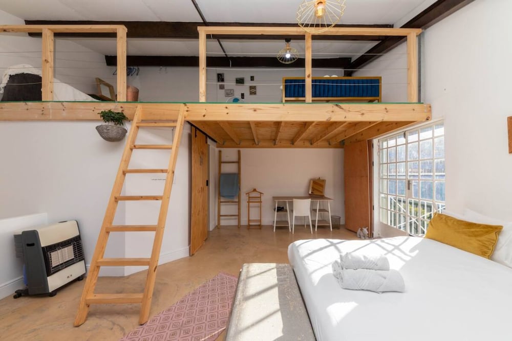 Chic and Homey 2 Bedroom Loft in Cape Town view 5