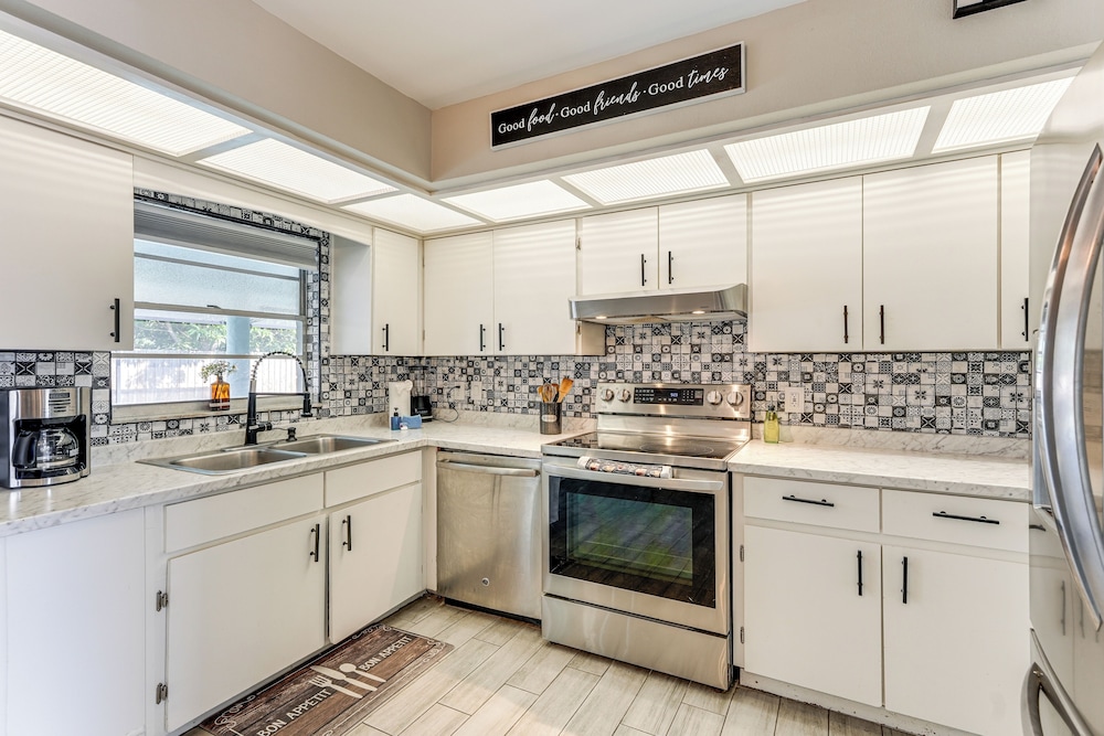 Orlando & Disney Parks Hub w/ Pool: Pet Friendly!