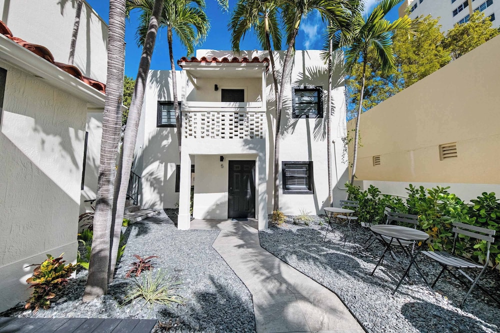Retro Miami Getaway With Free Parking 1 Minute From Beach