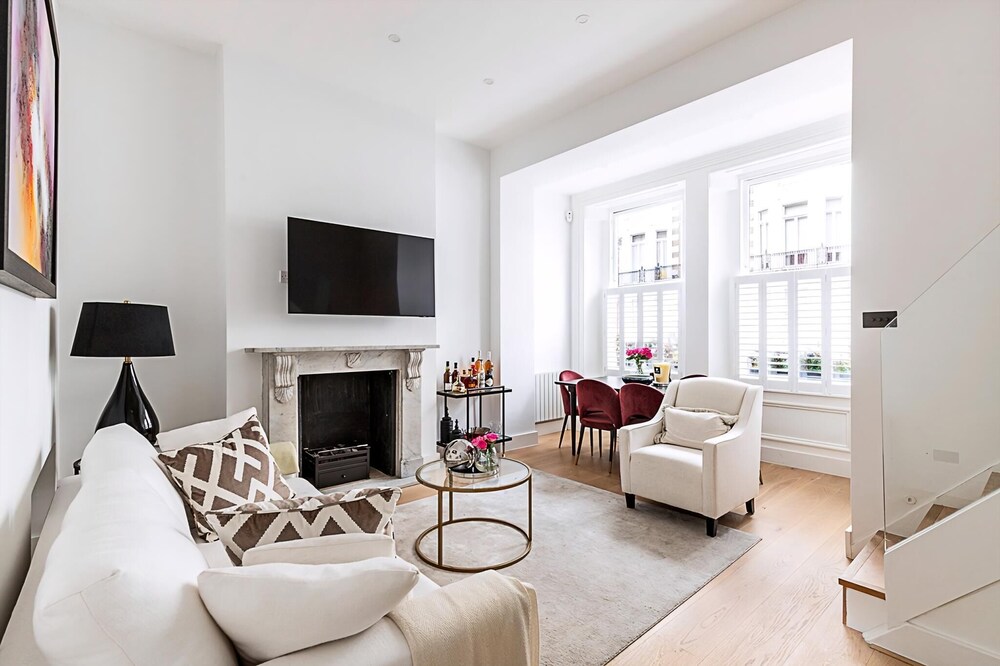Elegant South Kensington Retreat w/ Outdoor Spaces