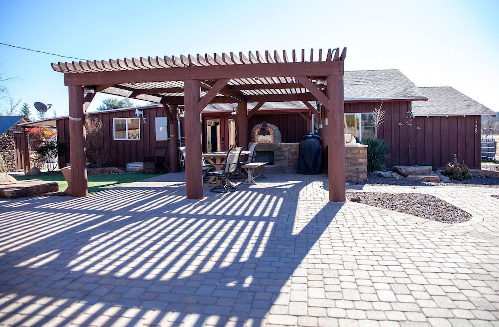 Zebra Rustic Retreat 3BR Home on Zebra Ranch