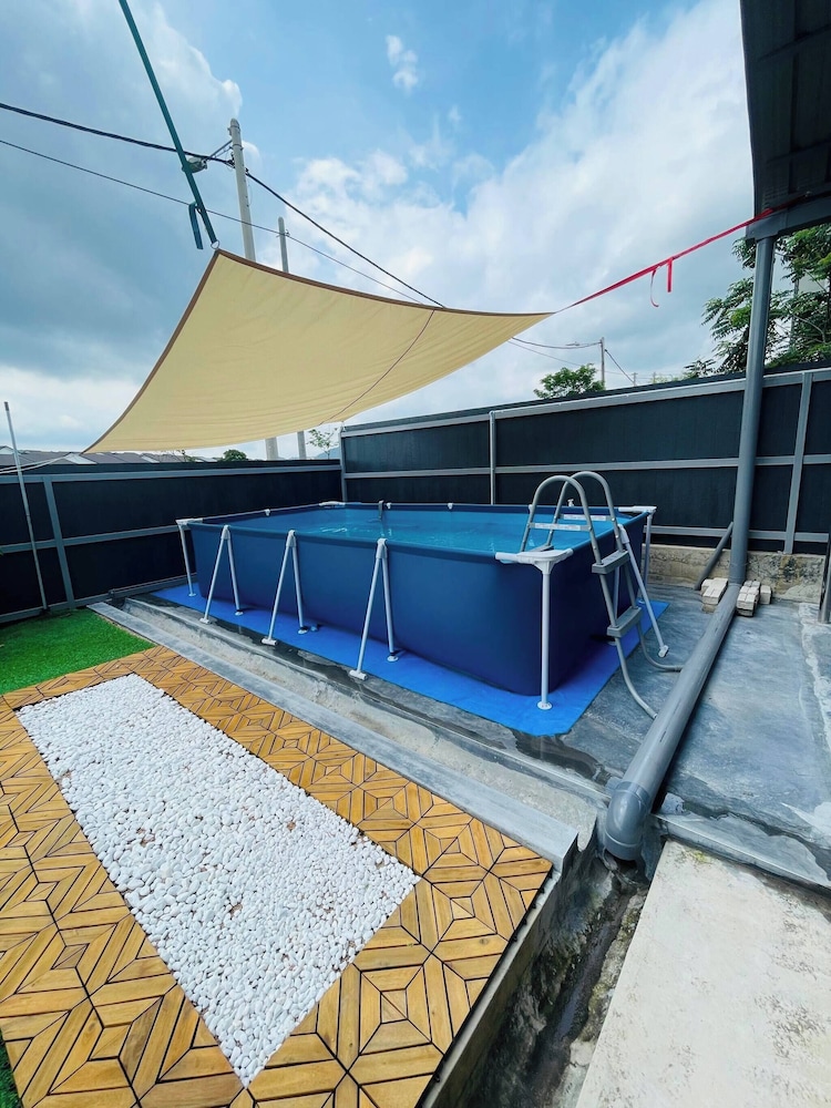 Spacious Family Homestay in Durian Tunggal With Private Pool