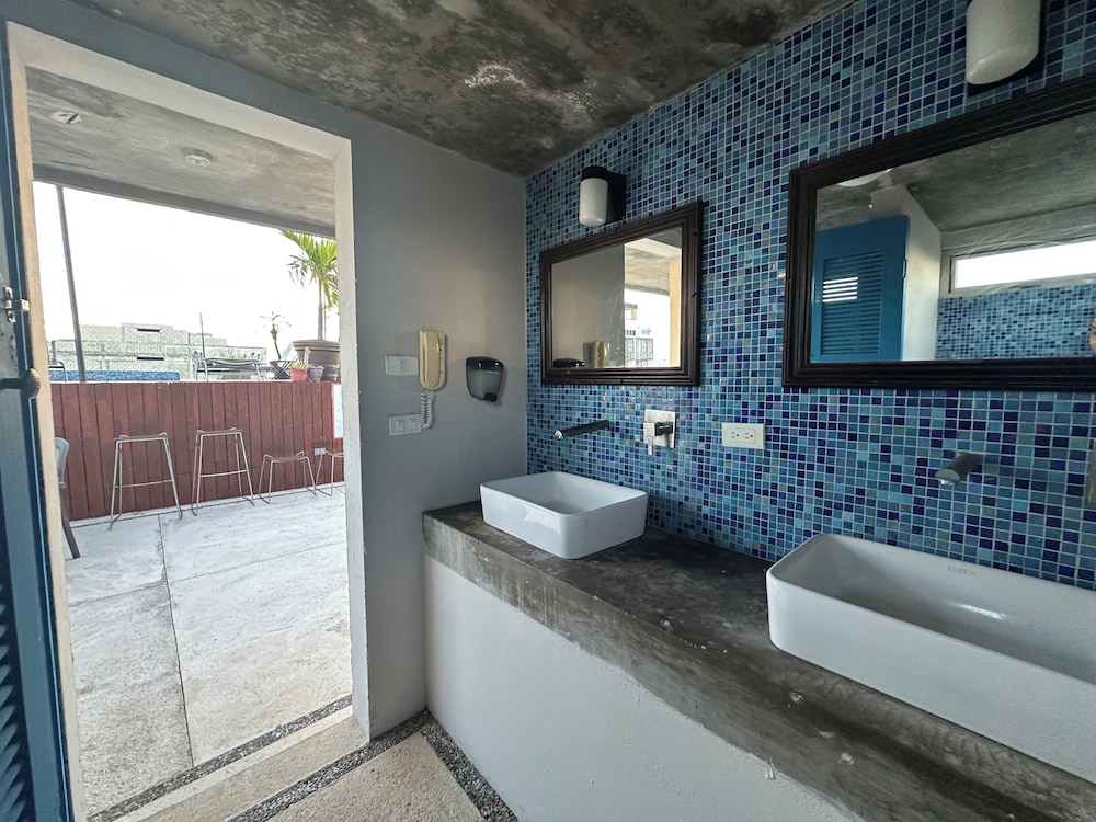 2BR Penthouse with Rooftop Pool