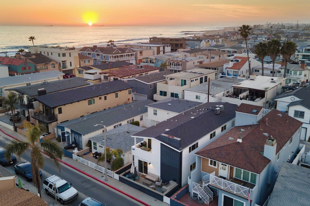 Steps From the Sand/boardwalk Outdoor Dining, Parking, and Patio in Newport