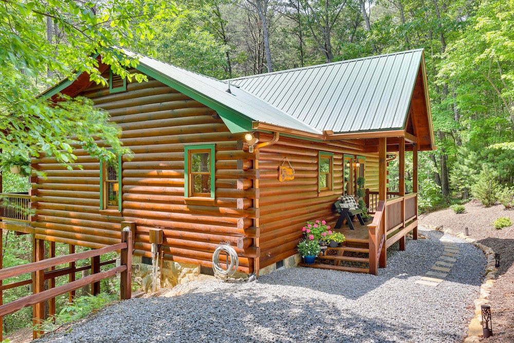Dog-friendly Getaway With King Suites & Hot Tub!