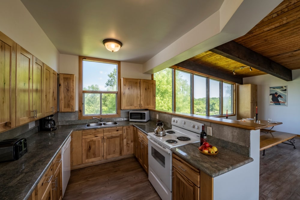 6 bdrm Cottage with Private Beach Access, BBQ, Outdoor Hot Tub, Sauna, Ping Pong Table, Petfriendly