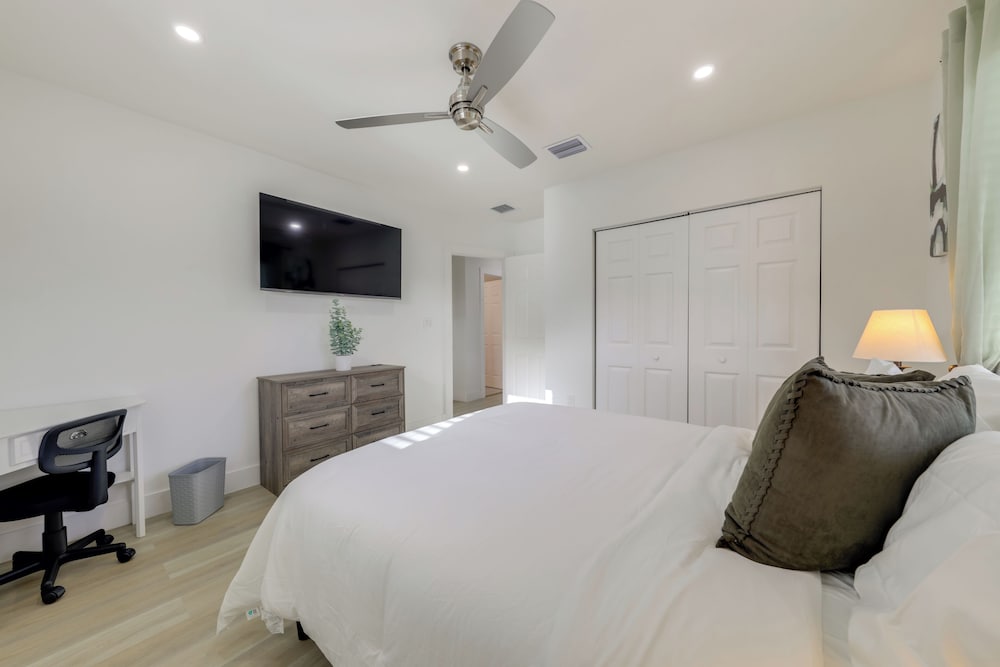 3 Mi to Hard Rock Stadium: Retreat w/ Private Yard