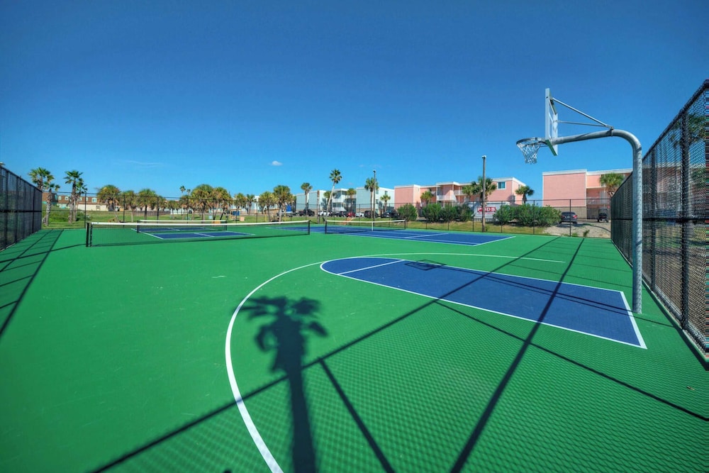 Steps to Sandfest 2 Condos in Beachfront Complex w/ Pool, Pickleball/tennis
