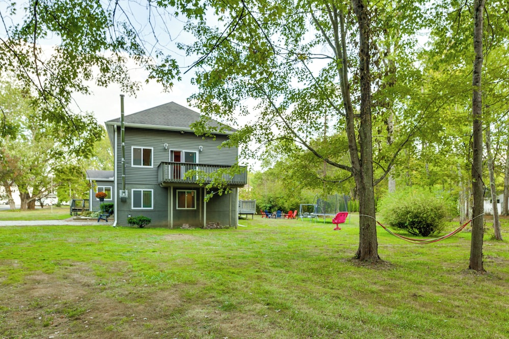 Large Yard w/ Pond: Family Retreat in New Albany!