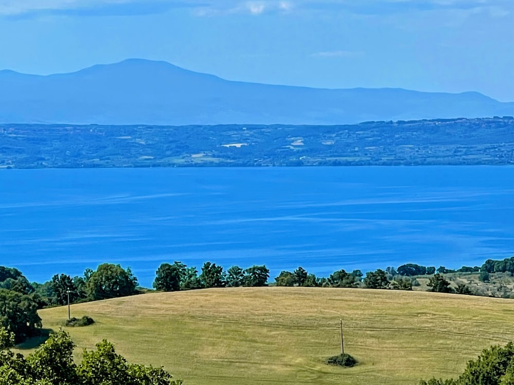 Charming Villa in Umbria - Sleeps 16 - Lake View - Pool, Jacuzzi and Events Room