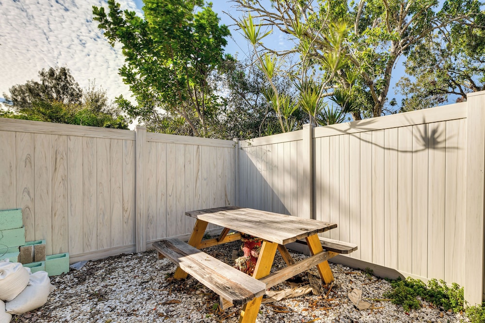 6 Mi to Dtwn: Sarasota Apt w/ Patio & Fire Pit