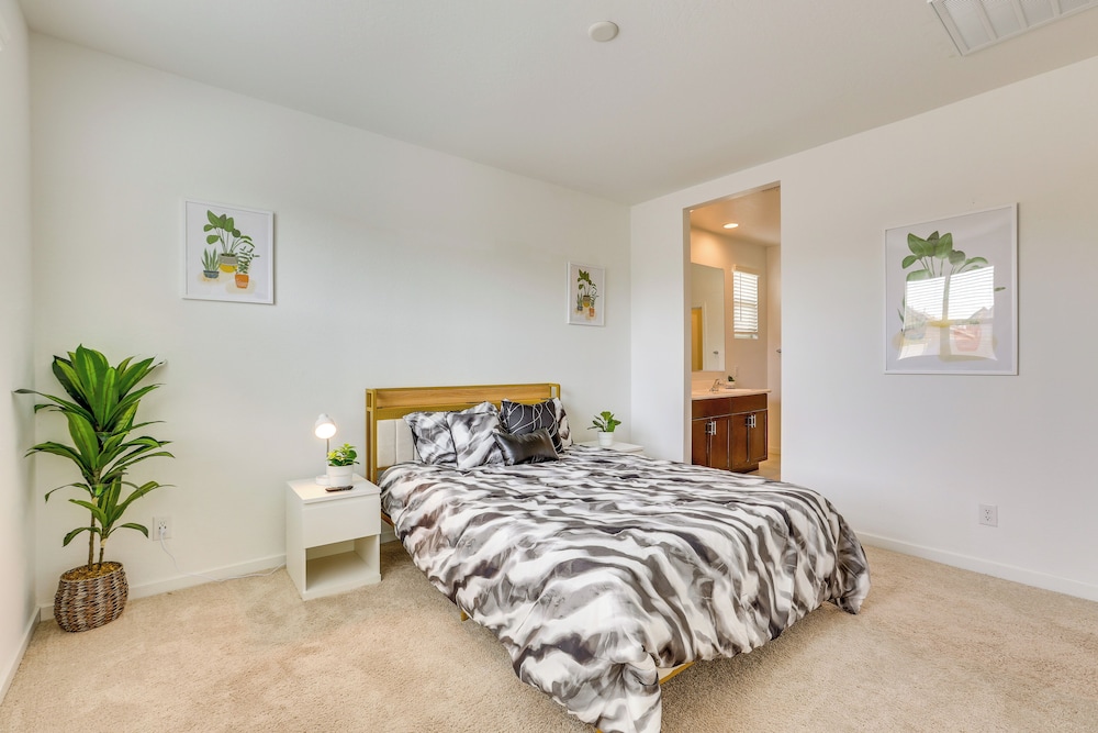 10 Mi to Dtwn Phoenix: Chic Family Home