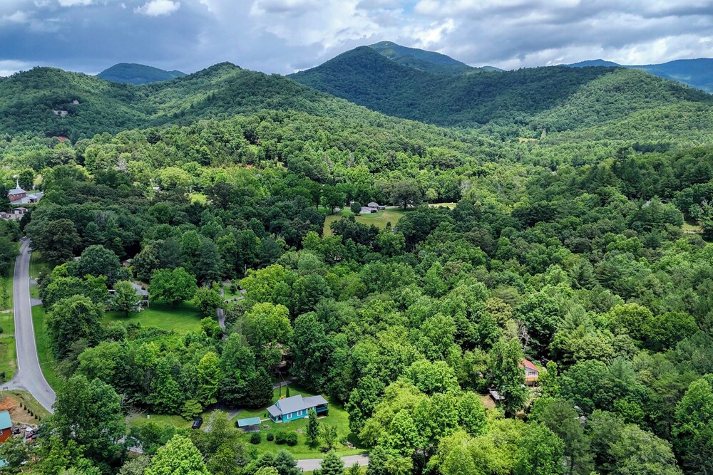 5 Mi to Dtwn Hiawassee: Creek-front Home w/ Deck