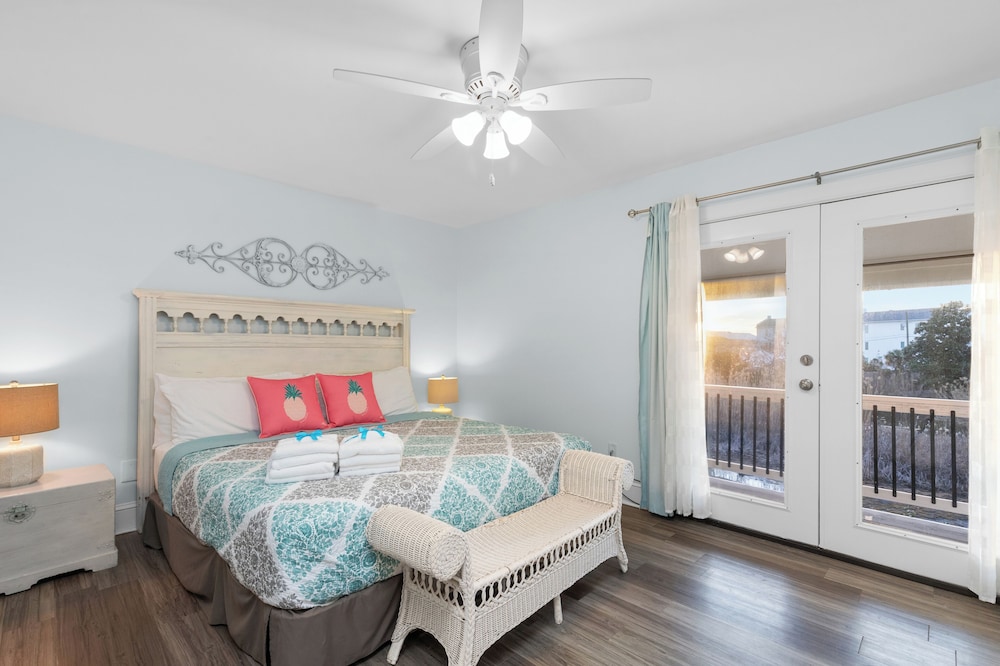 Searenity Awaits: 2-bd, 2-ba Coastal Escape! Perfect for 5! Pet Friendly!