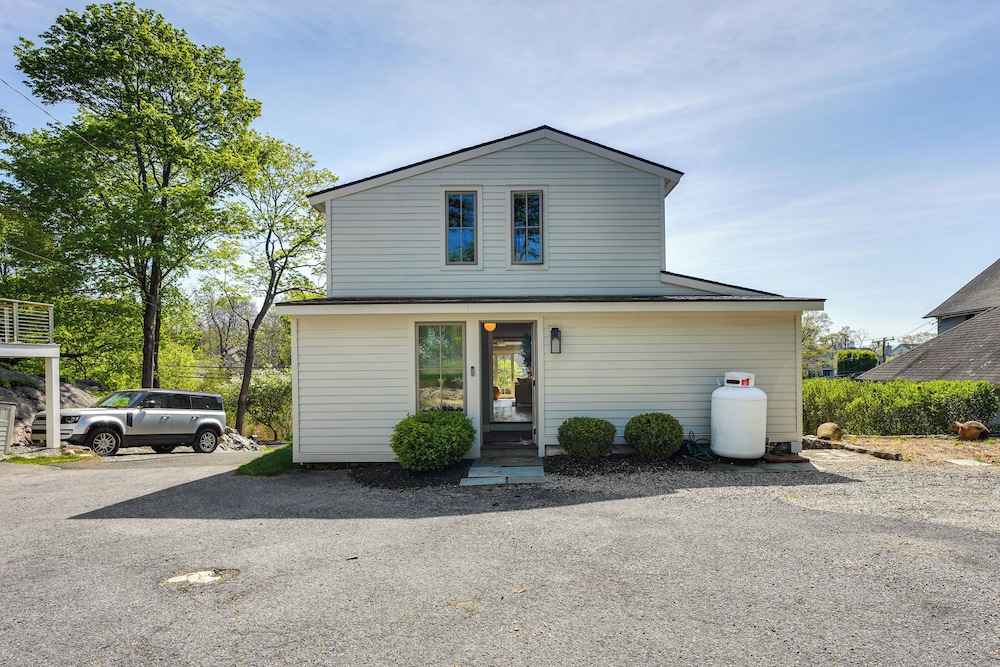 Walk to Beach: Luxe Home w/ Fire Pit in Rowayton!