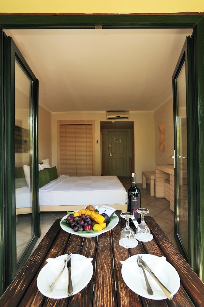 Zeytinada Otel - Image 16