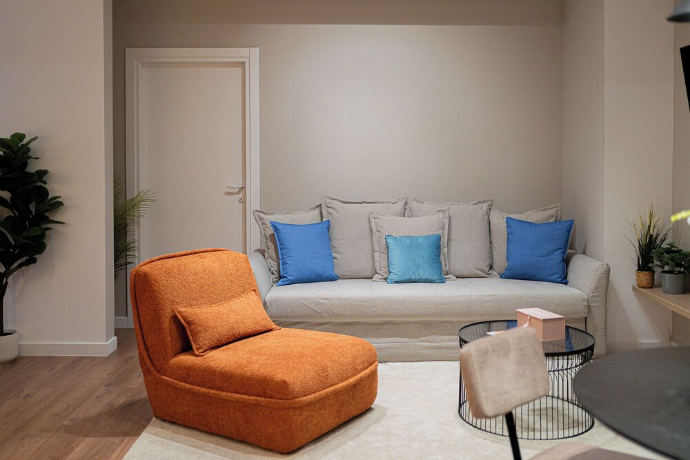 Playful & Trendy 2BR on Regina Elisabeta, Steps to Cismigiu Gardens | Bathtub & Boulevard Views