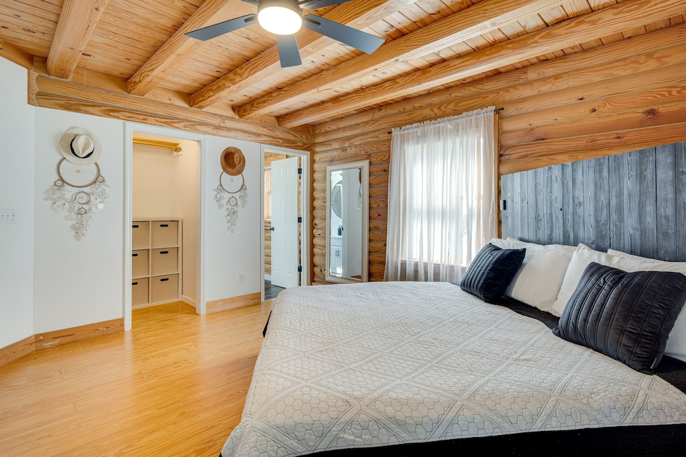 Spacious Horse Shoe Vacation Rental w/ Game Room! view 2