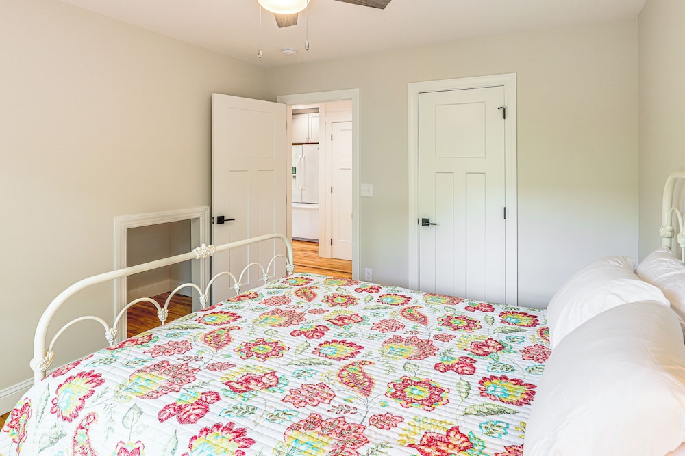 Farm On-site: Mtn-view Cottage in Hendersonville!