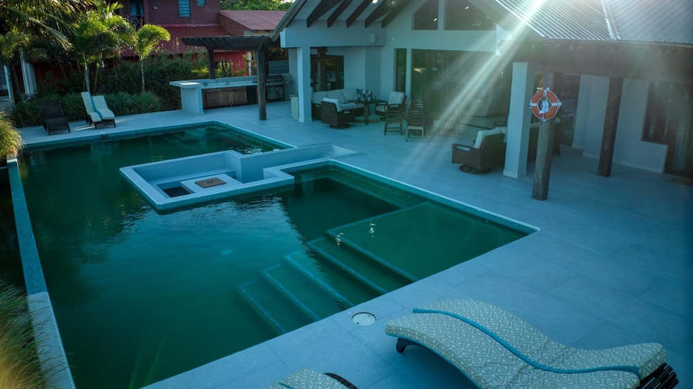 Casa de Wilson - 5 Bedroom Beachfront Villa