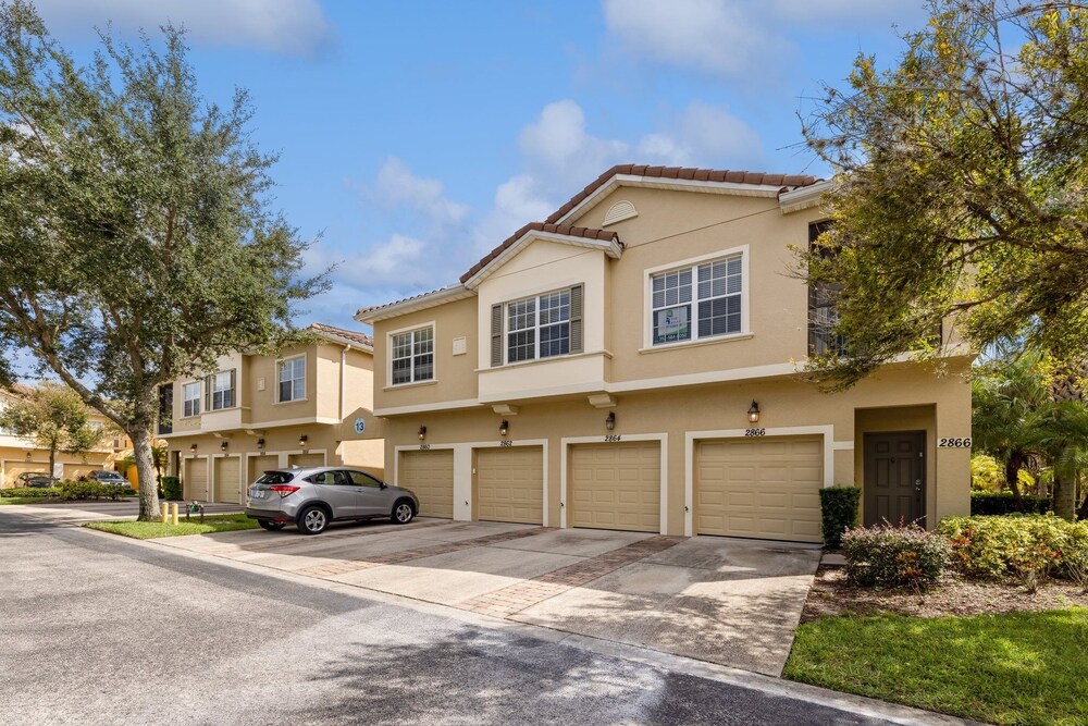 Amazing Disney Themed Oasis 3br Near Parks 3 Bedroom Townhouse by RedAwning view 4